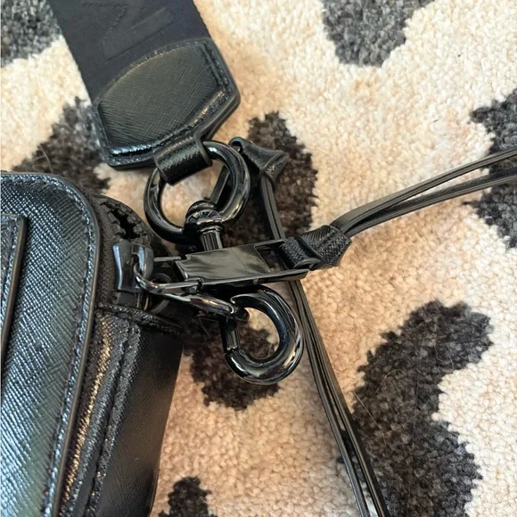 Marc Jacobs Black Textured Crossbody Bag - Picture 3 of 6